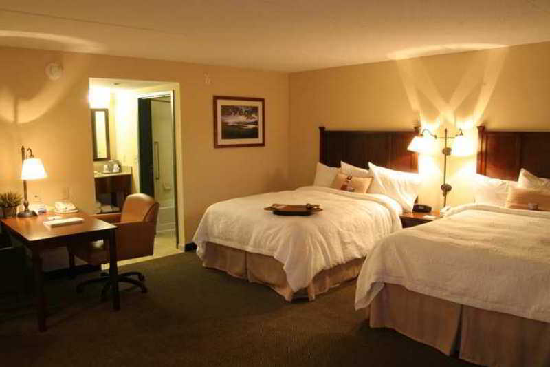 Hampton Inn & Suites Lake George Pokoj fotografie